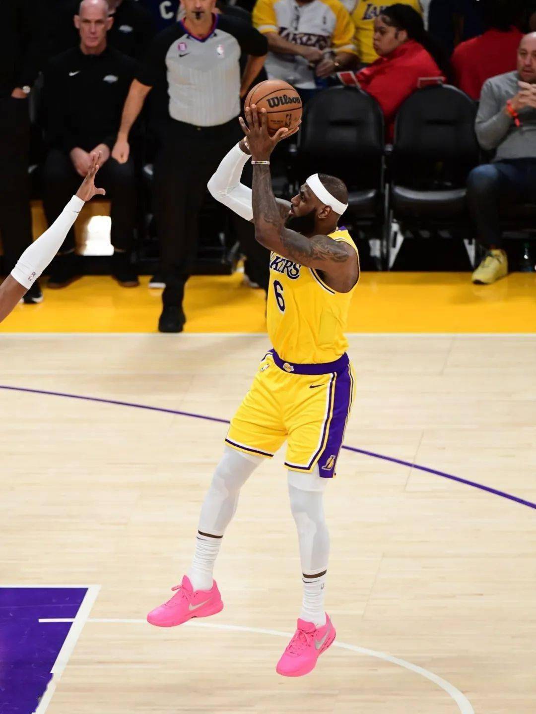 包含赛地聚焦——NBA总决赛赛后热度飙升，孟菲斯灰熊迎来里程碑，目标明确，医务组通报恢复的词条